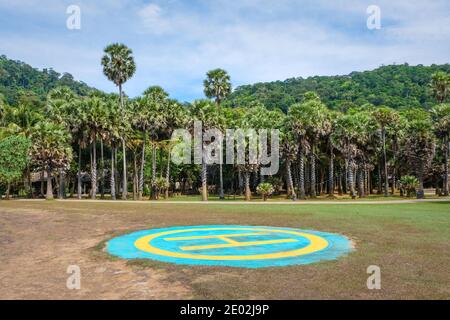 Hubschrauberlandeplatz auf dem Hintergrund von Palmen und die Gipfel sind mit tropischen Wald bedeckt. Koh Lanta, Thailand. Stockfoto