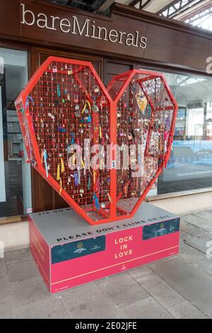 „Lock in Love“-Käfig in Herzform für Liebesvorhängeschlösser in Windsor Royal Station, Windsor, Berkshire, Großbritannien. Stockfoto