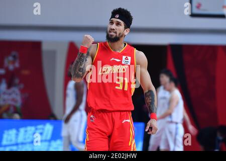 Zhuji, Chinas Provinz Zhejiang. Dezember 2020. Askia Booker of Shenzhen Aviators feiert während des 24. Runde Spiel zwischen Shenzhen Aviators und Jiangsu Drachen in der Saison 2020-2021 der Chinese Basketball Association (CBA) Liga in Zhuji, Ost-China Zhejiang Provinz, 29. Dezember 2020. Quelle: Zhu Zheng/Xinhua/Alamy Live News Stockfoto