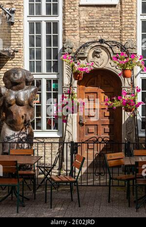 Danzig, Polen - 6. September 2020: Eintritt zum alten Danziger Bierkneipe & Café in der Piwna Straße Stockfoto