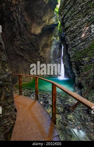 Soca Valley, Slovenia - der Kozjak Wasserfall (Slap Kozjak) ist einer der schönsten Wasserfälle Sloweniens, der sich in der Nähe der Stadt Kobarid in Triglav befindet Stockfoto