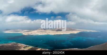 Blick auf die La Graciosa, vom Mirador del Rio aus gesehen, Lanzarote, Kanarische Inseln, Spanien Stockfoto