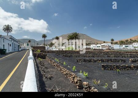 Typisches kanarisches Dorf auf Lanzarote, Kanarische Inseln. Spanien Stockfoto