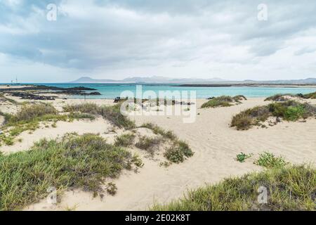 Blick auf den Corralejo Nationalpark in Fuerteventura, vom Strand der Isla de Lobos. Kanarische Inseln, Spanien. Vulkanische Meereslandschaft. Stockfoto