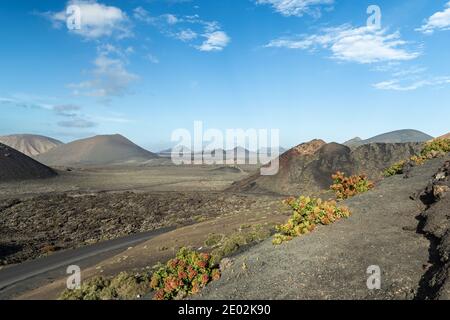 Blick auf den Naturpark Timanfaya auf Fuerteventura, Kanarische Inseln, Spanien. Vulkanische Landschaft. Stockfoto