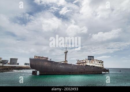 Verlassene Boot im Meer. wolkiger Himmel, türkisfarbenes Meer. Stockfoto