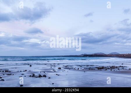 Wunderschöne Landschaft bei Sonnenuntergang am Strand auf Lanzarote, Kanarische Inseln. Stockfoto