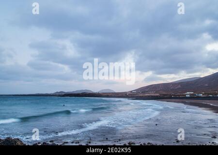 Wunderschöne Landschaft bei Sonnenuntergang am Strand auf Lanzarote, Kanarische Inseln. Stockfoto