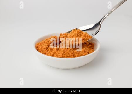 Ramen-Sofortsuppe auf weißem Hintergrund Stockfoto
