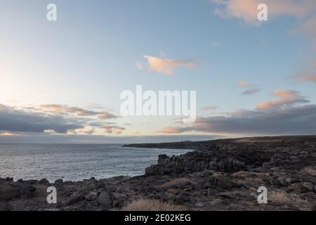 Blick auf die vulkanische Landschaft an der Küste von Lanzarote, Kanarische Inseln, Spanien. Stockfoto