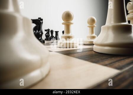 Macro photo of chess pieces on a chess board Stockfoto