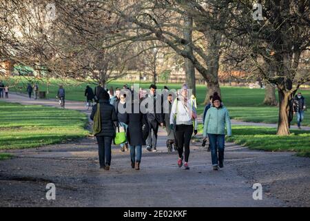 Walkers in Green Park während der Tier 4 Coronavirus Lockdown Restriktionen, London, England, Dezember 2020 Stockfoto