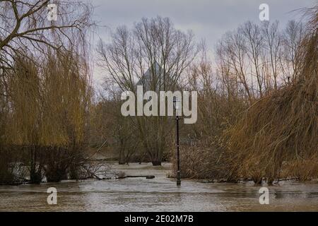 River Great Ouse überflutet am Bedford Embankment mit der Pyramide Von Oasis Beach Pool im Hintergrund Stockfoto