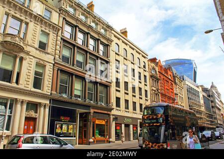 Blick auf die geschäftige Cannon Street in der City of London, dem historischen Zentrum von London und seinem modernen Finanzzentrum, London, Großbritannien, August 2016 Stockfoto