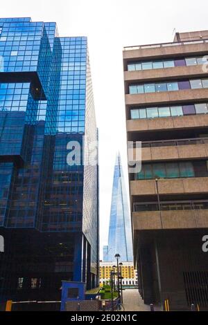 Das Shard Gebäude zwischen den Geschäftsgebäuden in der City of London.The Shard ist ein 95-stöckiges Hochhaus, in Southwark, London, UK,2016 Stockfoto