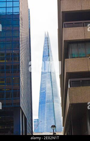 Das Shard Gebäude zwischen den Geschäftsgebäuden in der City of London.The Shard ist ein 95-stöckiges Hochhaus, in Southwark, London, UK,2016 Stockfoto