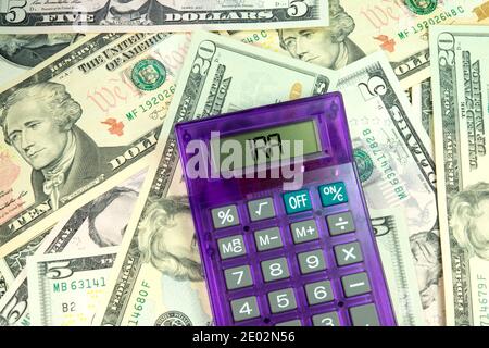 Ein Taschenrechner, Dollar-Banknoten und IRA individuellen Ruhestand Konto Stockfoto