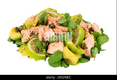 Pochierter Lachs und Avocado-Salat mit gerösteten Kürbiskernen isoliert Auf weißem Hintergrund Stockfoto