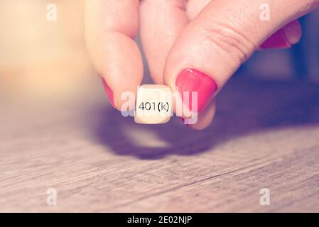 Eine Frau und 401 K Plan Stockfoto