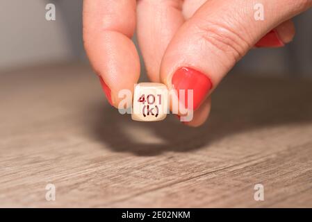 Eine Frau und 401 K Plan Stockfoto