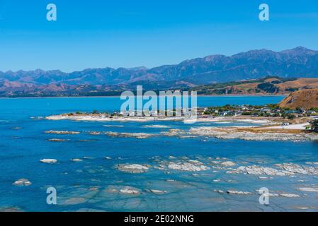 Luftaufnahme eines Fischerdorfes bei South Bay in Kaikoura, Neuseeland Stockfoto