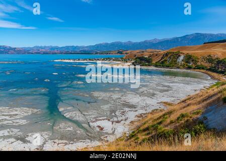 Luftaufnahme eines Fischerdorfes bei South Bay in Kaikoura, Neuseeland Stockfoto