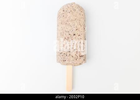 Kekseis auf weißem Hintergrund Stockfoto