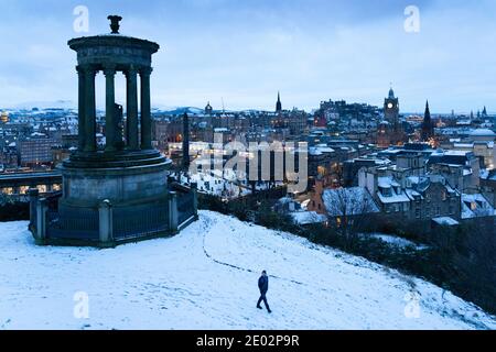 Edinburgh, Schottland, Großbritannien. 29 Dezember 2020. Edinburgh erwacht zu einer winterlichen schneebedeckten Szene nach einem späten Abend Schneefall. Blick auf die Skyline von Calton Hill. Iain Masterton/Alamy Live News Stockfoto