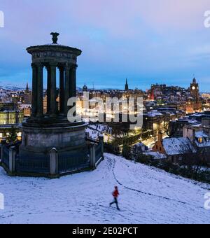 Edinburgh, Schottland, Großbritannien. 29 Dezember 2020. Edinburgh erwacht zu einer winterlichen schneebedeckten Szene nach einem späten Abend Schneefall. Blick auf die Skyline von Calton Hill. Iain Masterton/Alamy Live News Stockfoto