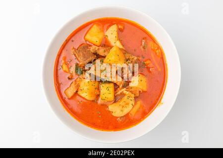 Eintopf mit roter Pfefferpaste auf weißem Hintergrund Stockfoto