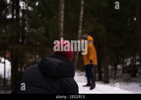 Vater und Sohn spielen Schneebälle im Wald - verschwommen Hintergrund Stockfoto