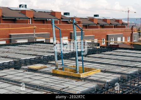 Leiter, um auf einer im Bau befindlichen Platte zu klettern. Horizontal Stockfoto