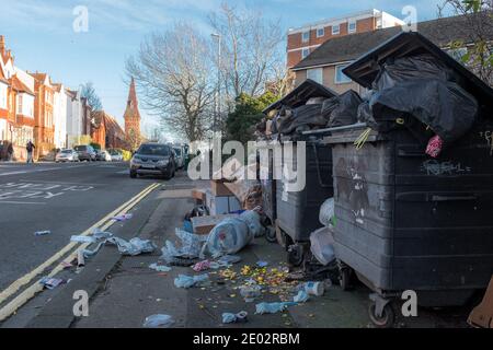 Überlaufende Mülltonnen in der Old Shoreham Road, Brighton & Hove, East Sussex, Großbritannien Stockfoto