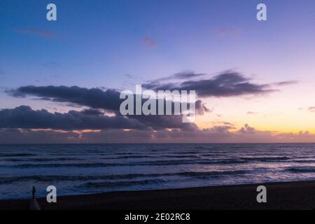 Sonnenuntergang im Winter am Brighton Beach, Brighton & Hove, East Sussex, Großbritannien Stockfoto