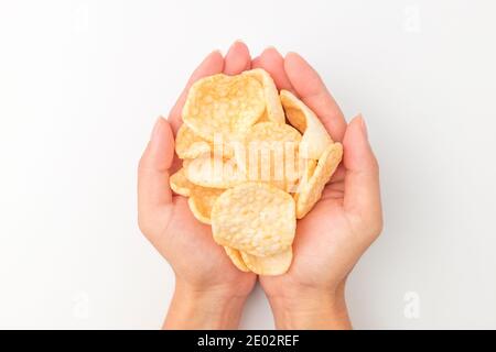 Süßigkeiten aus Reis auf weißem Hintergrund Stockfoto