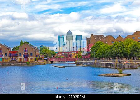 Shadwell Basin und Canary Wharf Wolkenkratzer im Hintergrund.Es ist Jetzt ein maritimer Platz für Erholungszwecke verwendet, Luxus-Wohnkomplex, 2016 Stockfoto