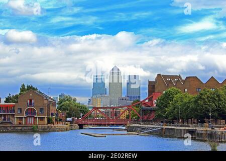 Shadwell Basin und Canary Wharf Wolkenkratzer im Hintergrund.Es ist Jetzt ein maritimer Platz für Erholungszwecke verwendet, Luxus-Wohnkomplex, 2016 Stockfoto