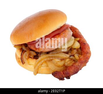 Cumberland Wurst und gebratene Zwiebel Sandwich in einem Brioche Brot Rollen Sie isoliert auf einem weißen Hintergrund Stockfoto