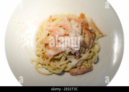 Teller Spaghetti alla Carbonara, typisch italienisches Rezept Pasta mit guanciale, Ei ad von Käse der Sorte Pecorino Romano Stockfoto