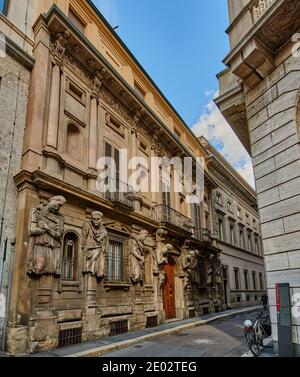 Mailand, Lombardei, Italien - 04.10.2020 - Casa degli Omenoni, ein historischer Palast von Mailand. Entworfen vom Bildhauer Leone Leoni im Jahr 1565. Stockfoto