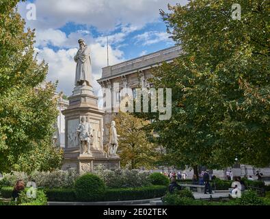 Mailand, Lombardei, Italien - 04.10.2020 - Denkmal für Leonardo da Vinci auf der Piazza della Scala (Scala Platz) unter einem blauen Himmel in einem sonnigen Tag umgeben Stockfoto