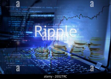 Ripple Inschrift gegen Laptop und Code-Hintergrund. Kryptowährung Konzept. Stockfoto