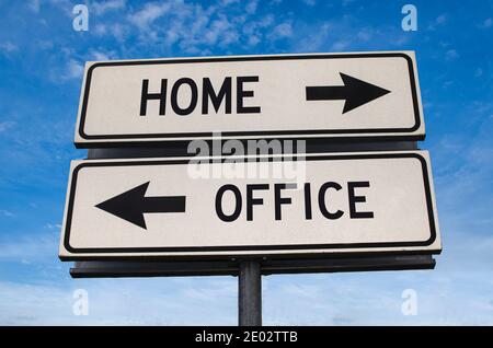 Straßenschild zu Hause oder im Büro. Weiße zwei Straßenschilder mit Pfeil auf Metallmast mit Wort. Richtungsstraße. Kreuzung Straßenschild, Zwei Pfeil. Stockfoto