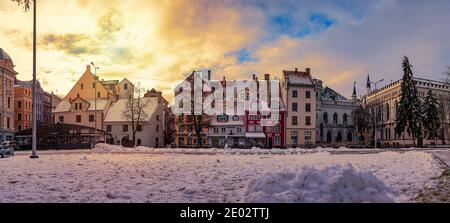 Panoramablick auf den Livu Platz in der Altstadt von Riga bei Sonnenuntergang im Winter, Riga, Lettland. Stockfoto