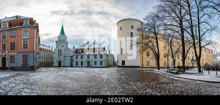 Panoramablick auf die Rigaer Burg bei sonnigem Winterschneetag in Riga, Lettland. Die Rigaer Burg ist eine Burg am Ufer des Flusses Daugava. Stockfoto