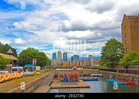 Shadwell Basin und Canary Wharf Wolkenkratzer im Hintergrund.Es ist Jetzt ein maritimer Platz für Erholungszwecke verwendet, Luxus-Wohnkomplex, 2016 Stockfoto