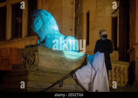 Die Skulptur Löwe des tschechischen Bildhauers Jaroslav Rona bei der Wiedereröffnung des Nordböhmischen Museums in Liberec, Tschechische Republik, 28. Dezember 2020. Das Museum wurde nach einer fast dreijährigen gründlichen Rekonstruktion offiziell wieder eröffnet, aber die Öffentlichkeit kann es aufgrund der Anti-Coronavirus-Einschränkungen bisher nur praktisch besuchen. Die Modernisierung der Innenräume kostete 143 Millionen Kronen und ein Großteil davon wurde durch EU-Subventionen gedeckt. Das Nordböhmische Museum in Liberec, das 1873 als Museum der dekorativen Künste gegründet wurde, ist das älteste dieser Art in den tschechischen Ländern. (CTK Photo/Radek Petrasek) Stockfoto