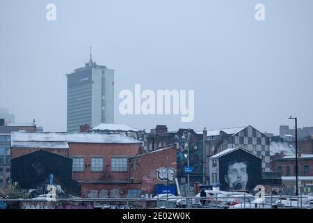 MANCHESTER, Großbritannien EIN Wandgemälde von Ian Curtis von Joy Division wacht über das Northern Quarter im Stadtzentrum von Manchester, wenn der Schnee Großbritannien trifft. Dienstag 29. Dezember 2020. (Kredit: Pat Scaasi - MI Nachrichten) Kredit: MI Nachrichten & Sport /Alamy Live Nachrichten Stockfoto