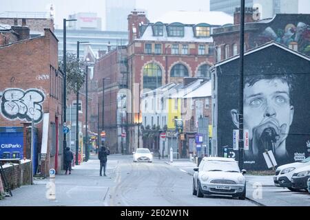 MANCHESTER, Großbritannien EIN Wandgemälde von Ian Curtis von Joy Division wacht über das Northern Quarter im Stadtzentrum von Manchester, wenn der Schnee Großbritannien trifft. Dienstag 29. Dezember 2020. (Kredit: Pat Scaasi - MI Nachrichten) Kredit: MI Nachrichten & Sport /Alamy Live Nachrichten Stockfoto