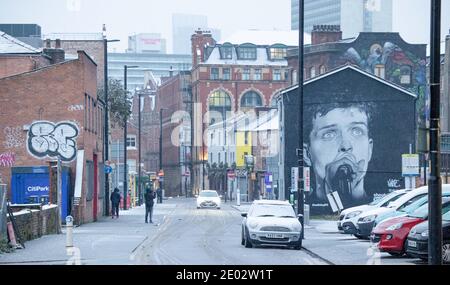 MANCHESTER, Großbritannien EIN Wandgemälde von Ian Curtis von Joy Division wacht über das Northern Quarter im Stadtzentrum von Manchester, wenn der Schnee Großbritannien trifft. Dienstag 29. Dezember 2020. (Kredit: Pat Scaasi - MI Nachrichten) Kredit: MI Nachrichten & Sport /Alamy Live Nachrichten Stockfoto